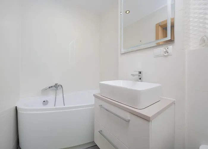 Nowoczesny W Zielonej Okolicy Czerniakowska By Renters Apartment *